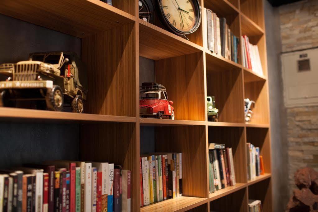 Nostalgia Hotel Beijing Guozijian Ghost Street - Near Beijing Lama Temple, Beihai Park, Jingshan Park, Drum Tower, Houhai Bar Street, Tian'Anmen Square, Located In Beijing Traditional Hutongs, 5 Minutes Away From Beixinqiao Metro Station Екстер'єр фото